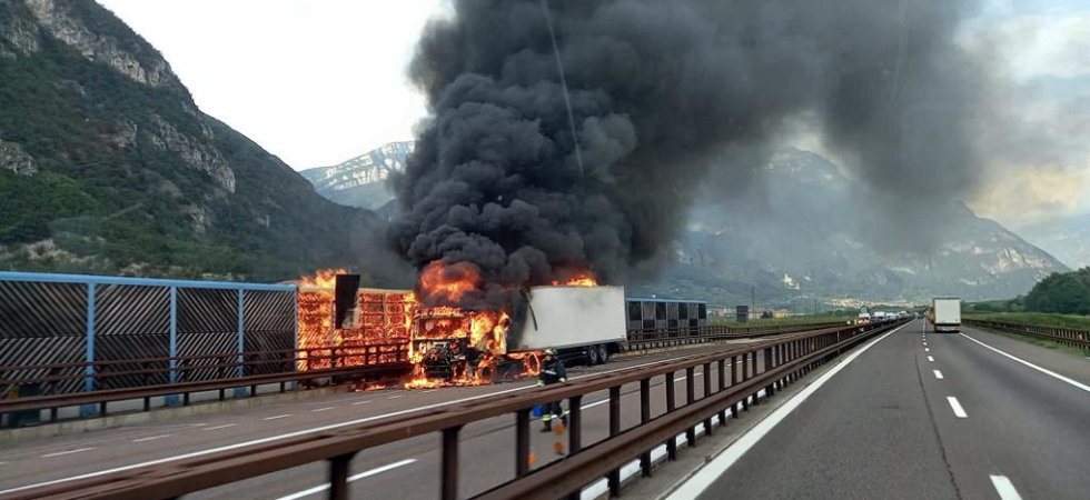 Incendio mezzo pesante, camion carbonizzato e bruciate anche le barriere dell'A22